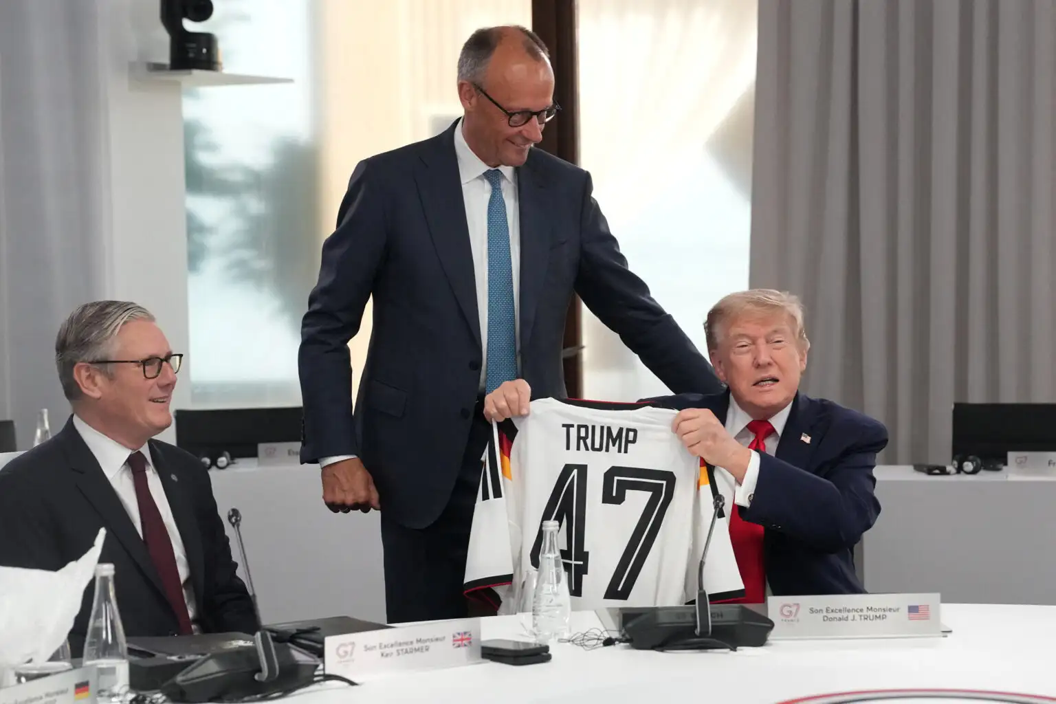 Η G7 είχε πολέμους, διπλωματία και τον Τραμπ να ποζάρει μόνος του με thumbs up Η G7 είχε πολέμους, διπλωματία και τον Τραμπ να ποζάρει μόνος του με thumbs up