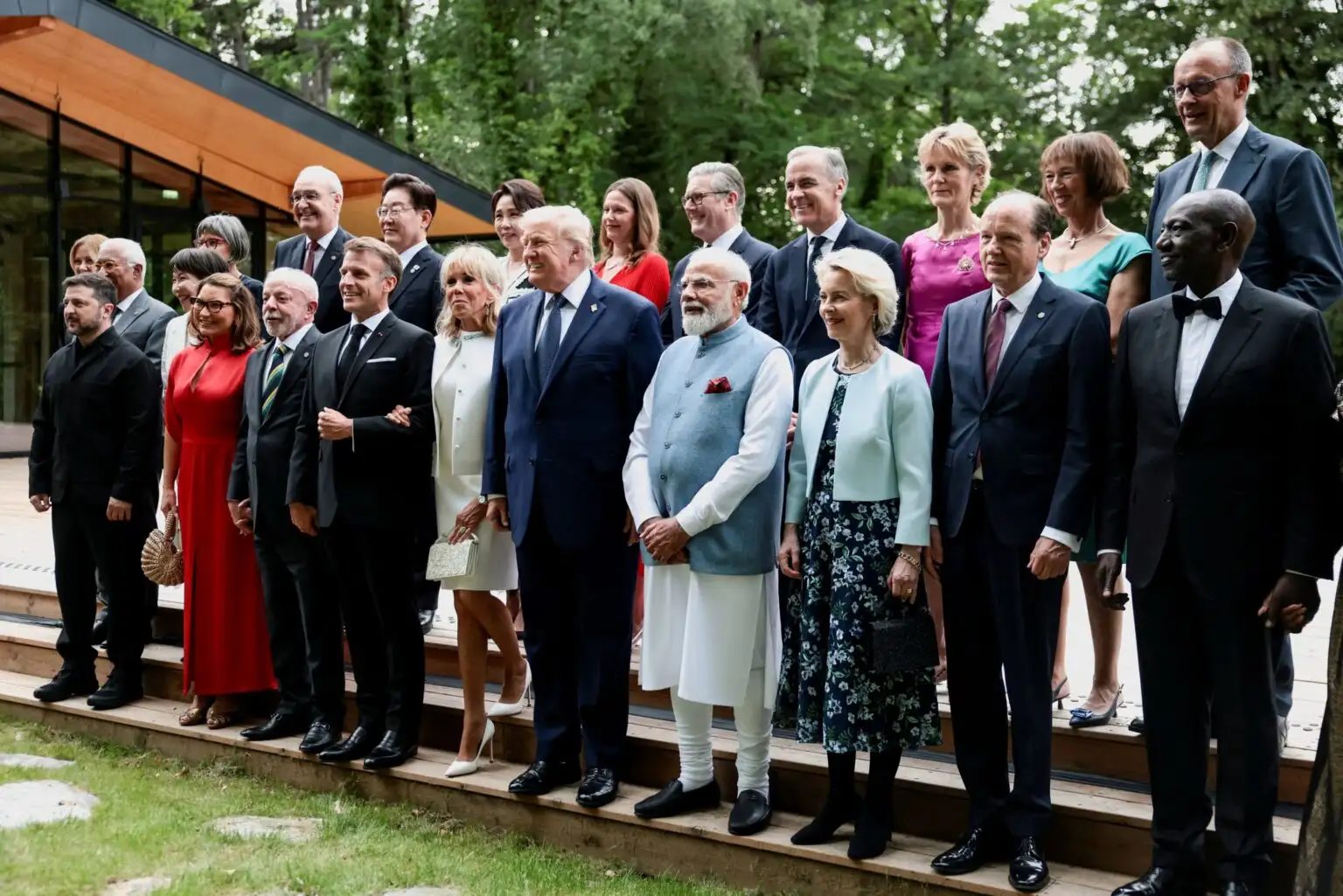 Η G7 είχε πολέμους, διπλωματία και τον Τραμπ να ποζάρει μόνος του με thumbs up