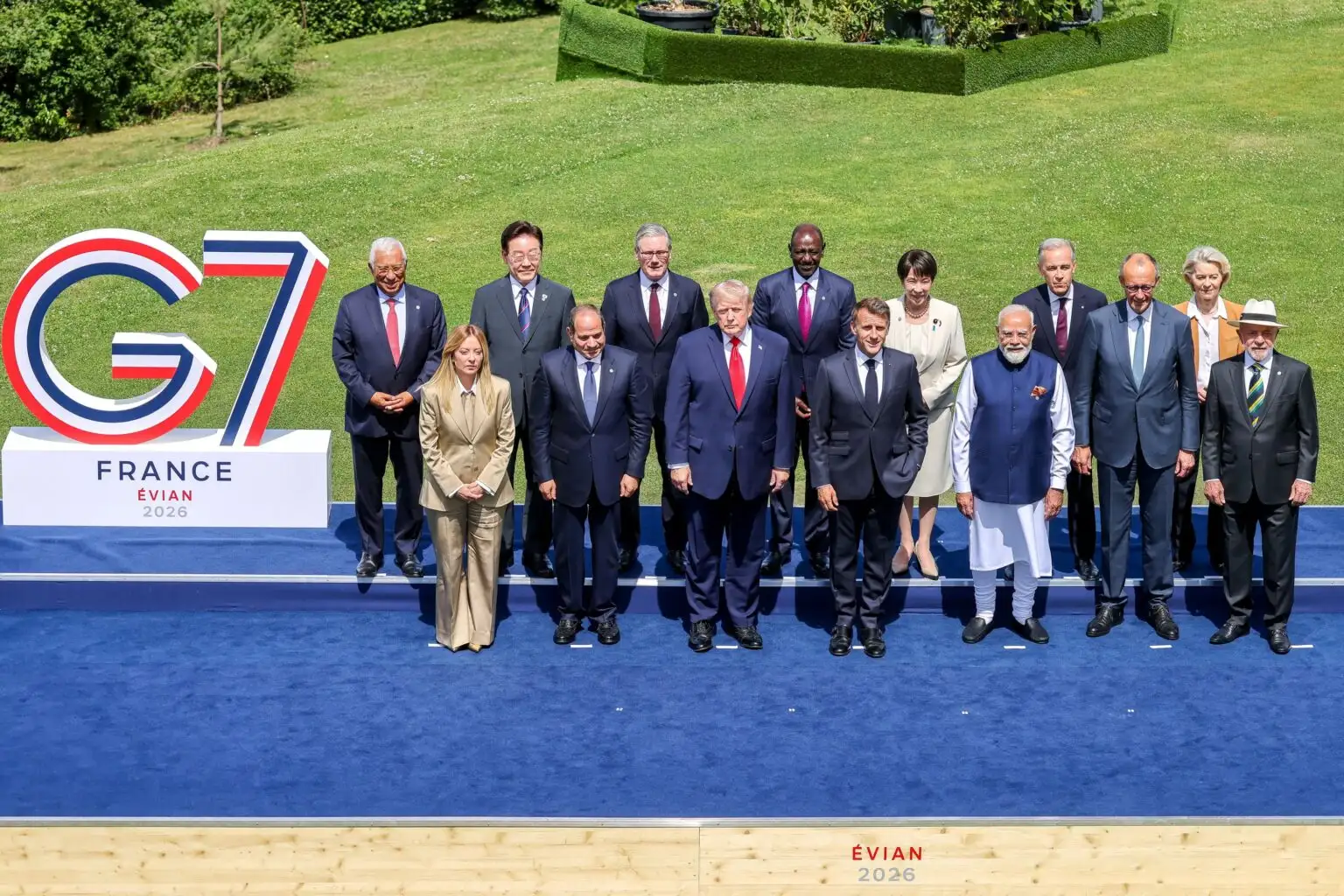 Η G7 είχε πολέμους, διπλωματία και τον Τραμπ να ποζάρει μόνος του με thumbs up Η G7 είχε πολέμους, διπλωματία και τον Τραμπ να ποζάρει μόνος του με thumbs up