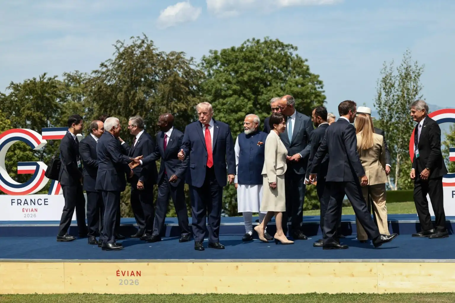 Η G7 είχε πολέμους, διπλωματία και τον Τραμπ να ποζάρει μόνος του με thumbs up Η G7 είχε πολέμους, διπλωματία και τον Τραμπ να ποζάρει μόνος του με thumbs up
