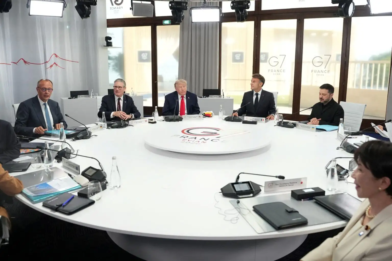 Η G7 είχε πολέμους, διπλωματία και τον Τραμπ να ποζάρει μόνος του με thumbs up