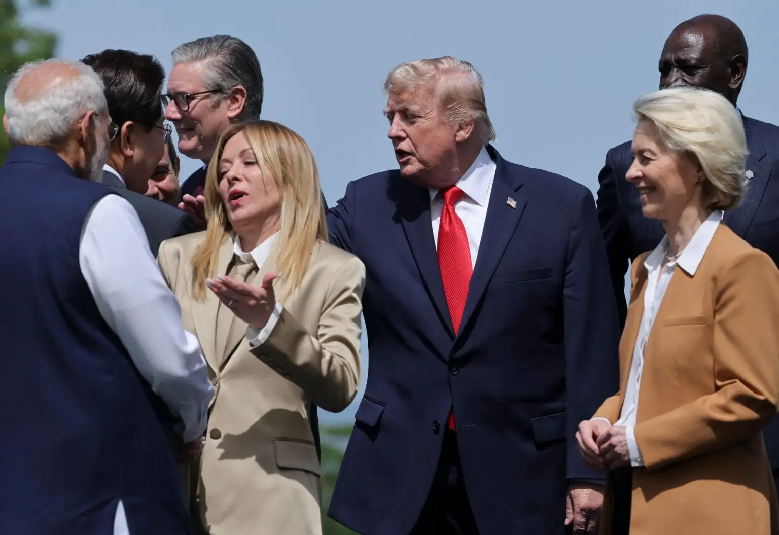 Η G7 είχε πολέμους, διπλωματία και τον Τραμπ να ποζάρει μόνος του με thumbs up