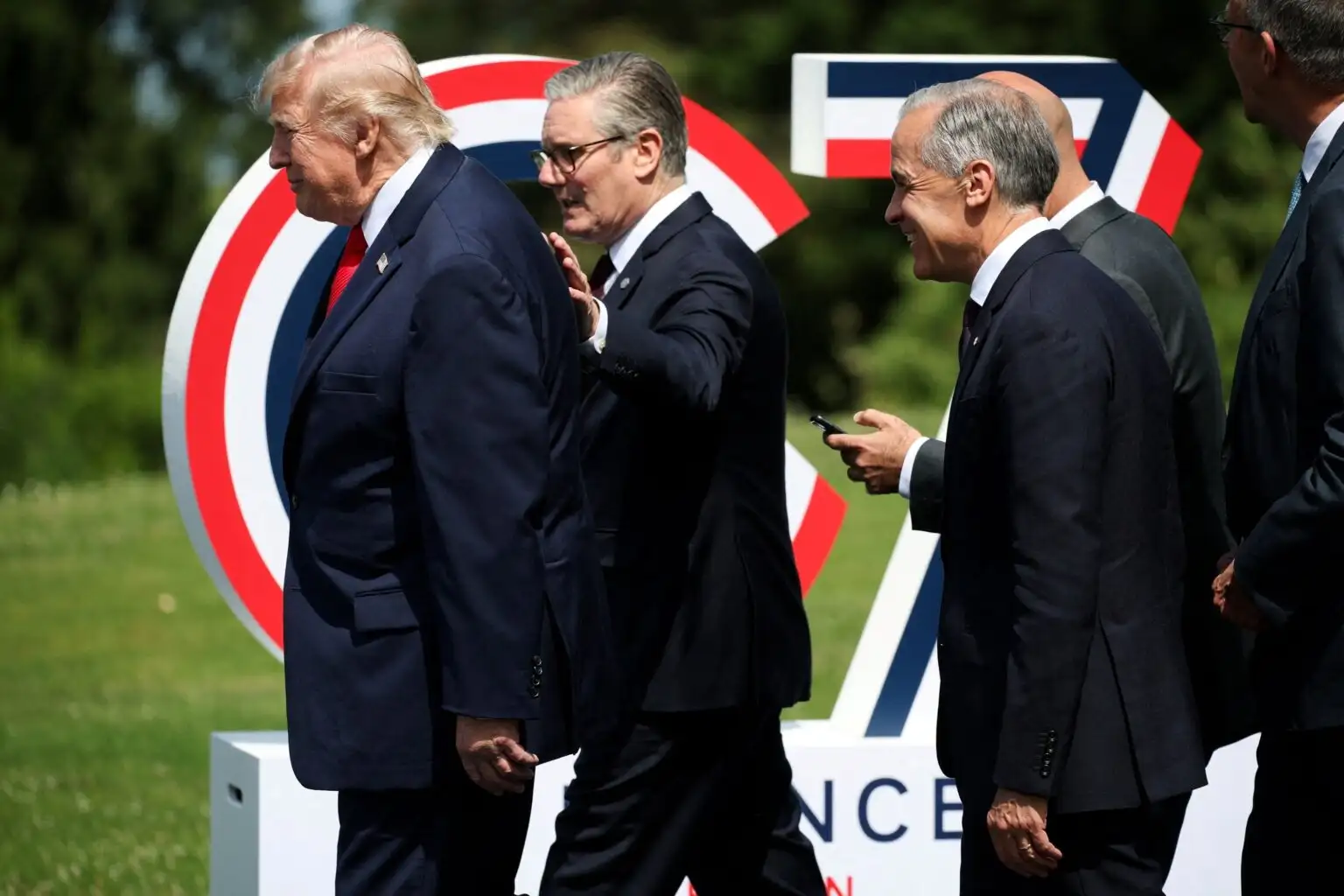Η G7 είχε πολέμους, διπλωματία και τον Τραμπ να ποζάρει μόνος του με thumbs up