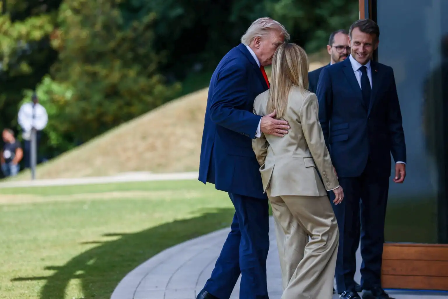 Η G7 είχε πολέμους, διπλωματία και τον Τραμπ να ποζάρει μόνος του με thumbs up