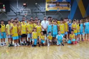 «Το πρώτο μέλημα πρέπει να είναι οι σπουδές, η οικογένεια μου με βοήθησε να έχω τα μυαλά στο κεφάλι. Αν αξίζεις να παίξεις θα παίξεις», μάθημα ζωής από τον Νίκο Τσιακμά, ΒΙΝΤΕΟ