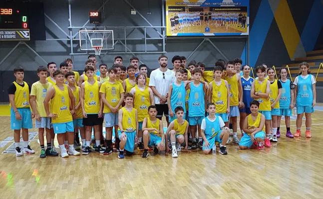 «Το πρώτο μέλημα πρέπει να είναι οι σπουδές, η οικογένεια μου με βοήθησε να έχω τα μυαλά στο κεφάλι. Αν αξίζεις να παίξεις θα παίξεις», μάθημα ζωής από τον Νίκο Τσιακμά, ΒΙΝΤΕΟ