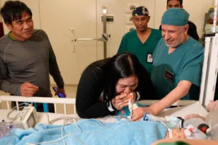 6 ώρες, 22 γιατροί και μια δύσκολη επέμβαση: Χωρίστηκαν σιαμαία δίδυμα από τις Φιλιππίνες