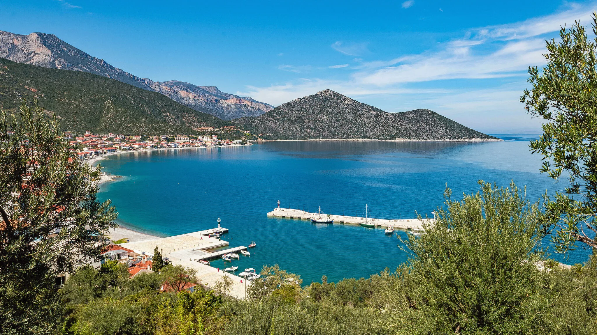 Τα χωριά της Πελοποννήσου όπου πας για μπάνιο και μένεις μέχρι να ανάψουν τα φώτα στις ταβέρνες