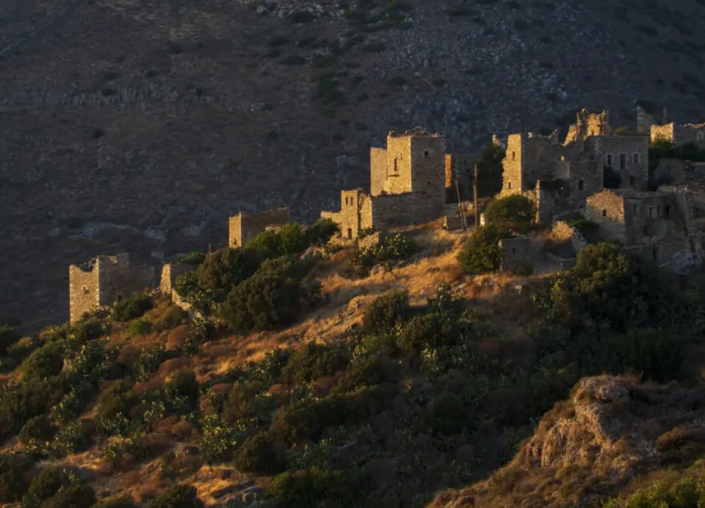 Σκιές του παρελθόντος: Τα εγκαταλελειμμένα χωριά της Πελοποννήσου - Πύργοι, βεντέτες και ξεχασμένες ιστορίες ΦΩΤΟ