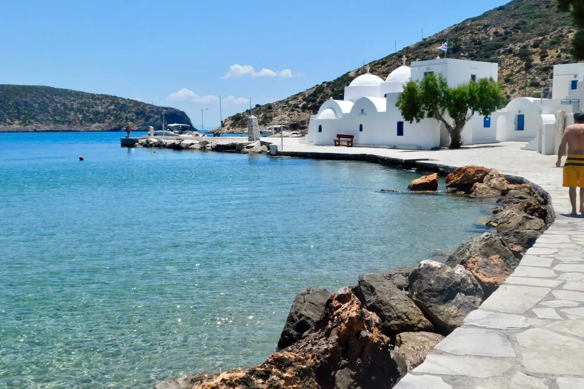 Το νησί των Κυκλάδων που αξίζει να γυρίσεις χωριό χωριό το καλοκαίρι