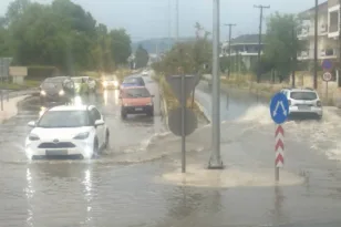 Μπουρίνι σάρωσε τα Ιωάννινα: Δρόμοι πλημμύρισαν και δέντρο έπεσε πάνω σε αυτοκίνητο