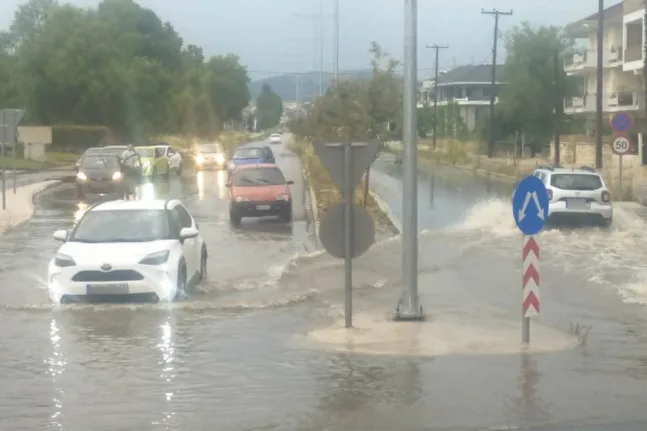 Μπουρίνι σάρωσε τα Ιωάννινα: Δρόμοι πλημμύρισαν και δέντρο έπεσε πάνω σε αυτοκίνητο