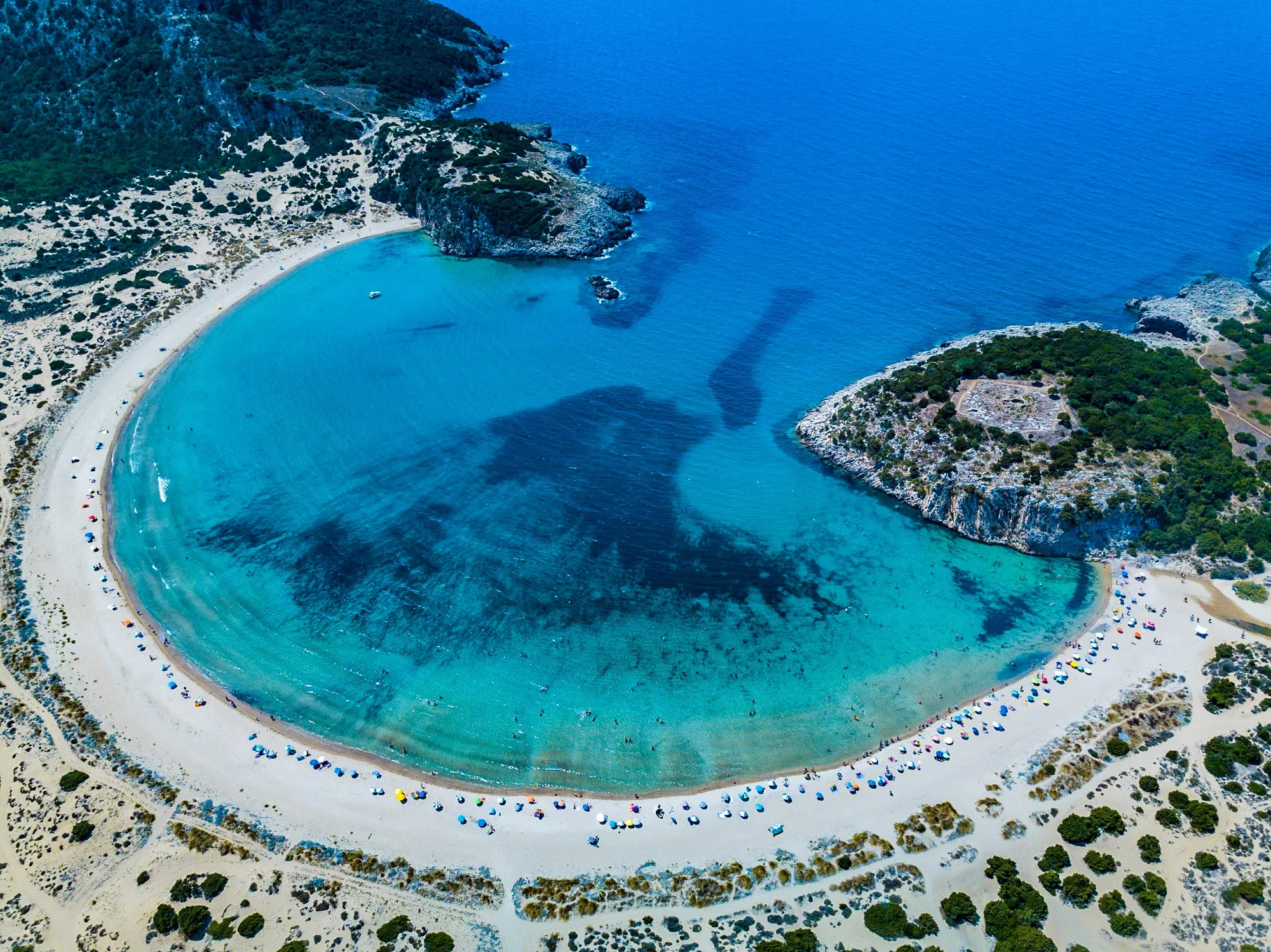 Η παραλία Βοϊδοκοιλιά στη Μεσσηνία με το χαρακτηριστικό πεταλοειδές σχήμα και τους αμμόλοφους