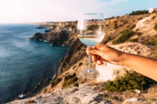 Wine Tourism: 4 ελληνικά οινοποιεία δίπλα στη θάλασσα που αξίζει να επισκεφθείς ΦΩΤΟ