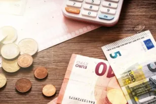 Επίδομα αδείας 2026: Πώς υπολογίζεται μετά την αύξηση του κατώτατου μισθού