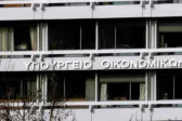 Νομοσχέδιο ΥΠΟΙΚ με απλά λόγια: Ποιοι κερδίζουν, τι αλλάζει σε χρέη, ενοίκια και μισθούς