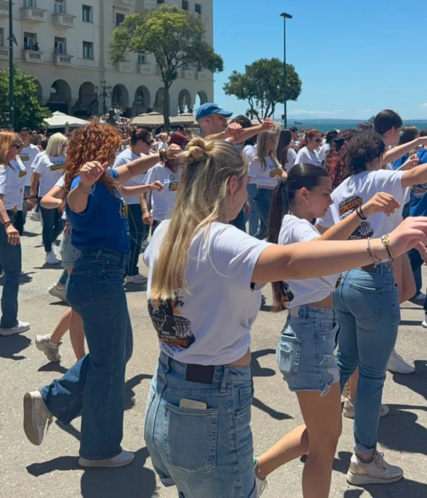 Θεσσαλονίκη: Πάνω από 800 χορευτές στην Αριστοτέλους για ρεκόρ Guinness στο ζεϊμπέκικο Θεσσαλονίκη: Πάνω από 800 χορευτές στην Αριστοτέλους για ρεκόρ Guinness στο ζεϊμπέκικο