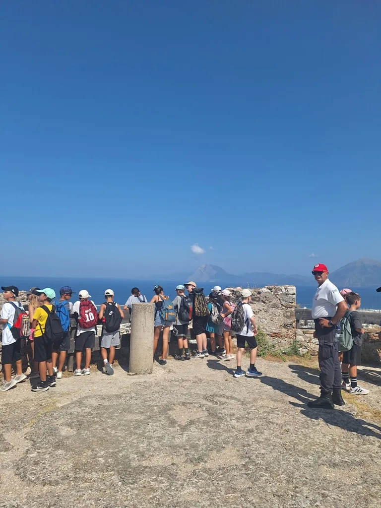 Εκπαιδευτική περιήγηση για τα παιδιά της κατασκήνωσης του Δήμου Πατρέων στο Ρωμαϊκό Ωδείο και το Κάστρο