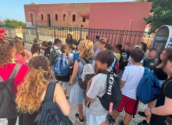 Εκπαιδευτική περιήγηση για τα παιδιά της κατασκήνωσης του Δήμου Πατρέων στο Ρωμαϊκό Ωδείο και το Κάστρο