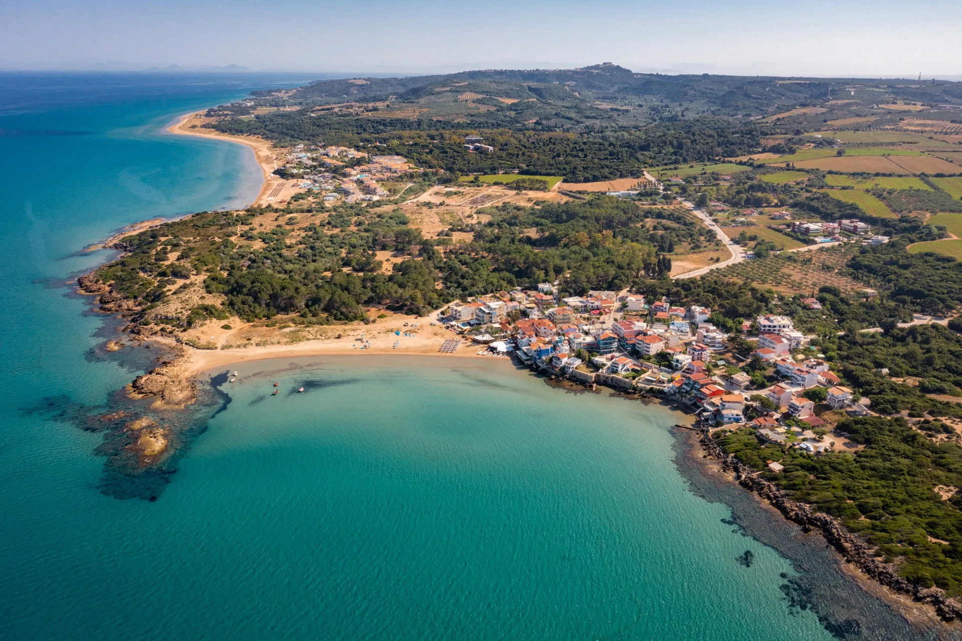 Από το δωμάτιο στη θάλασσα με σαγιονάρες: 5 μέρη στην Πελοπόννησο όπου όλα είναι δίπλα Αεροφωτογραφία του Αρκουδίου Ηλείας με τον μικρό οικισμό και τις αμμώδεις ακτές