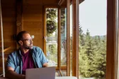 Remote work από άλλη χώρα; Γιατί το «δουλεύω από όπου θέλω» δεν είναι για όλους