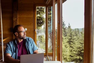 Remote work από άλλη χώρα; Γιατί το «δουλεύω από όπου θέλω» δεν είναι για όλους