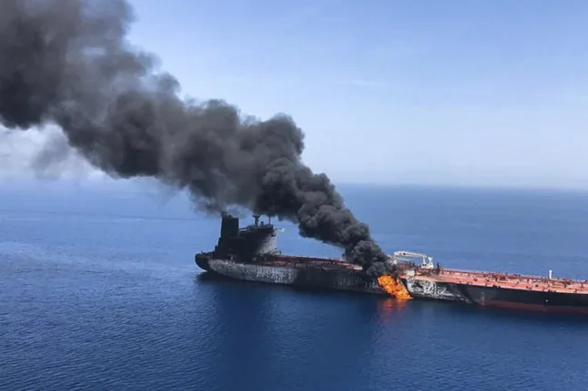 Συναγερμός στα Στενά του Ορμούζ: Φορτωμένο πλοίο LNG χτυπήθηκε και τυλίχθηκε στις φλόγες