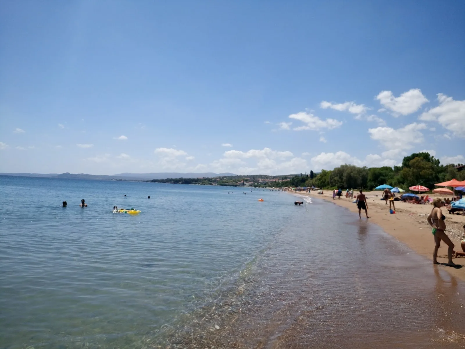 Λευκή άμμος και γαλαζοπράσινα νερά στην παραλία Χελωναριά στη Μεσσηνία