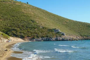 Λακκόπετρα: Η παραλία της Αχαΐας που χωρά μια ολόκληρη καλοκαιρινή μέρα