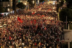 Χάος στα Τίρανα: Πέτρες, δακρυγόνα και υδροφόρες έξω από το αλβανικό Κοινοβούλιο
