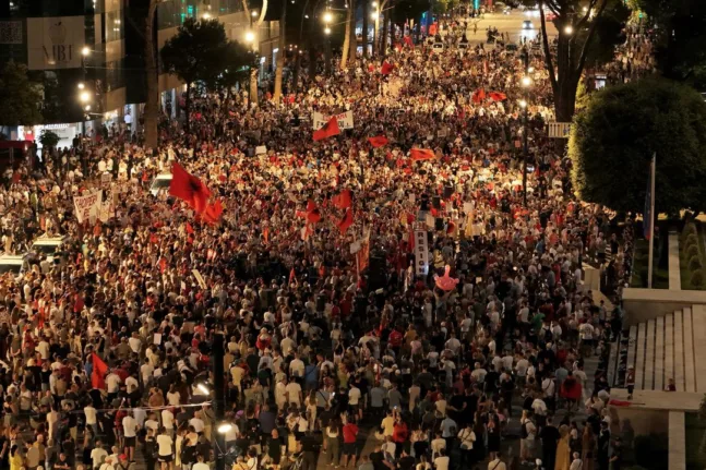 Χάος στα Τίρανα: Πέτρες, δακρυγόνα και υδροφόρες έξω από το αλβανικό Κοινοβούλιο