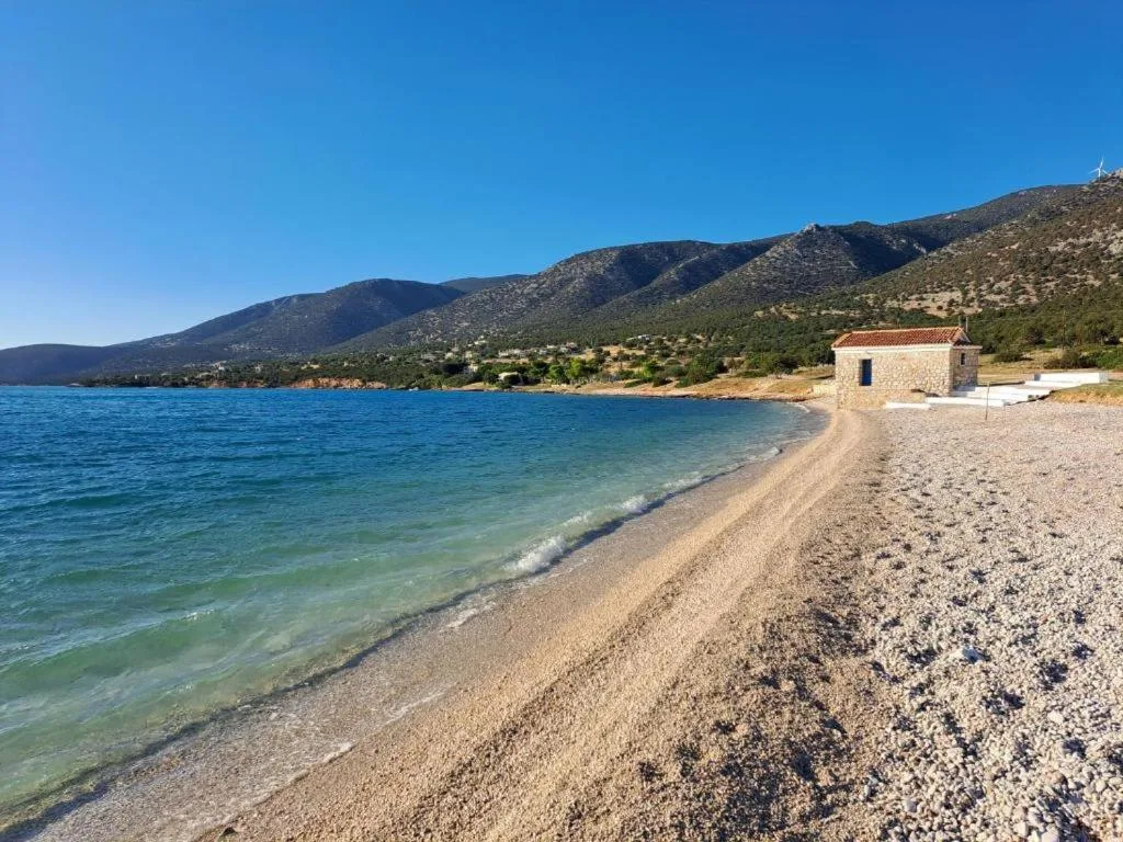 Ανοιχτή βοτσαλωτή ακτή στην παραλία Σαλάντι στην Αργολίδα