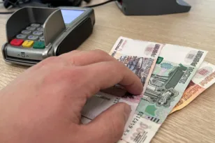 Ρωσία: Ανασύρουν τα μετρητά από τα στρώματα και πληρώνουν!