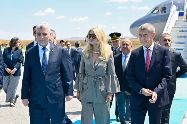 Δύο αεροπλάνα, μία χώρα: Η τσεχική κόντρα που φάνηκε στη Σύνοδο του ΝΑΤΟ