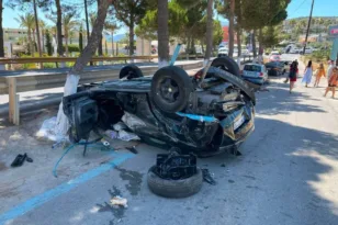 Ηράκλειο: Οδηγός διέλυσε παρκαρισμένα αυτοκίνητα και μετά τούμπαρε στη μέση του δρόμου