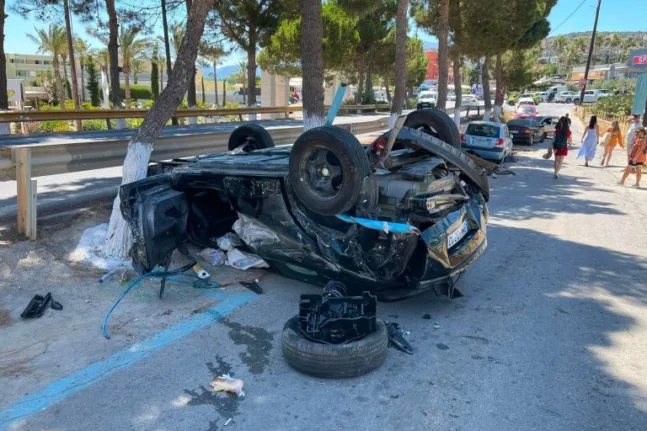 Ηράκλειο: Οδηγός διέλυσε παρκαρισμένα αυτοκίνητα και μετά τούμπαρε στη μέση του δρόμου