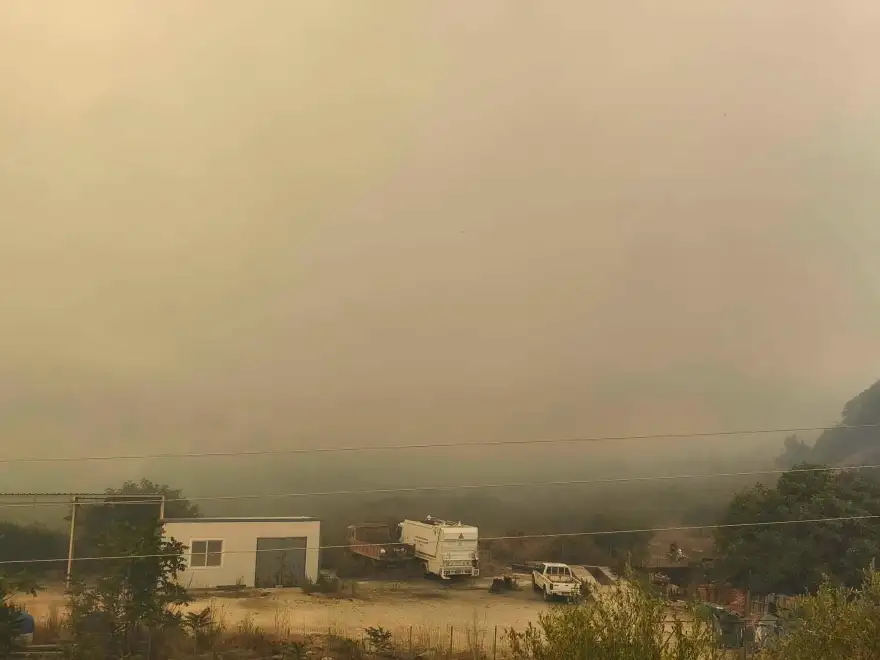 Πυκνό νέφος καπνού από τη φωτιά στο Κομπότι κοντά σε οχήματα και αγροτικές εγκαταστάσεις