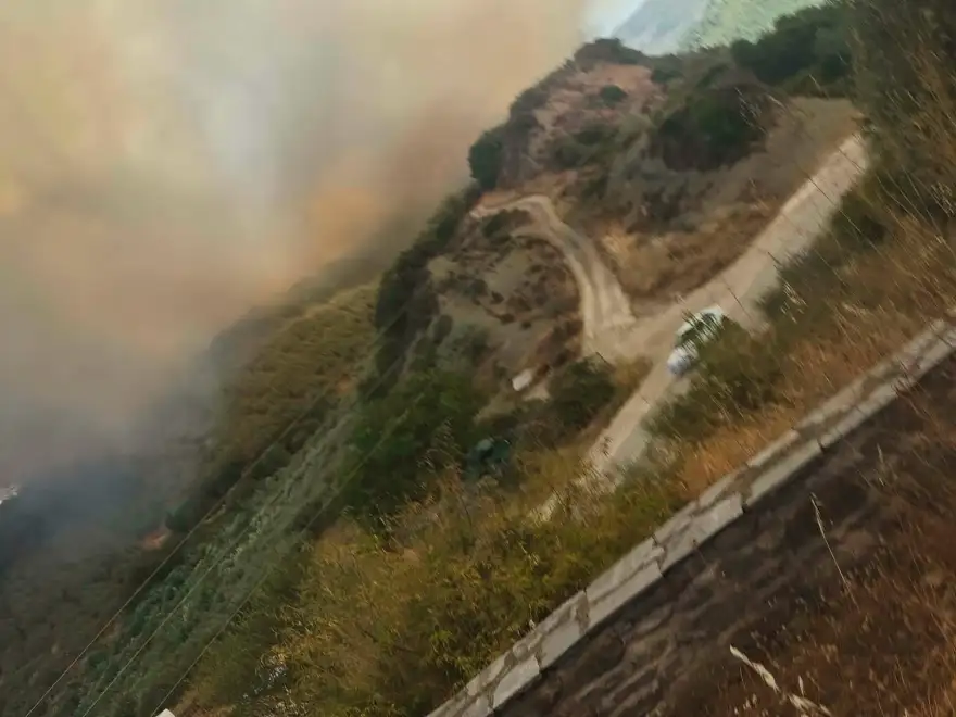 Συναγερμός στην Άρτα: Δεύτερο μήνυμα από το 112 – Απομακρύνονται οι κάτοικοι Καπνοί από την πυρκαγιά καλύπτουν πλαγιά και επαρχιακό δρόμο στο Κομπότι Άρτας