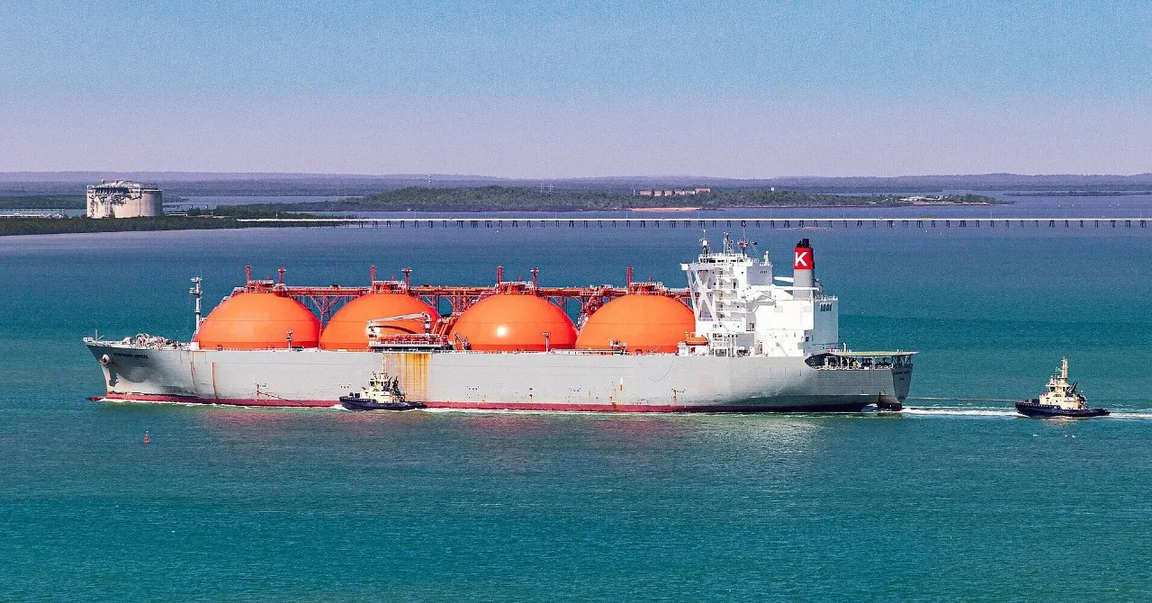 Δεξαμενόπλοιο μεταφοράς LNG σε ευρωπαϊκό λιμάνι
