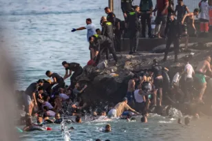 Μετανάστες επιχειρούν να φτάσουν κολυμπώντας από το Μαρόκο στον ισπανικό θύλακα της Θέουτα