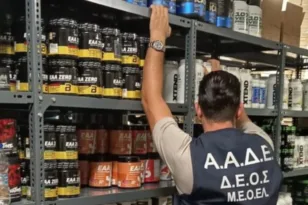 Ελεγκτές της ΑΑΔΕ κατά τη διάρκεια κατάσχεσης συμπληρωμάτων διατροφής στην Αττική
