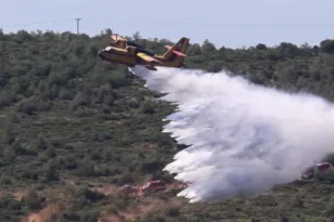 Φωτιά τώρα στη Χαλκιδική: Πέντε εναέρια μέσα στη Γαλάτιστα