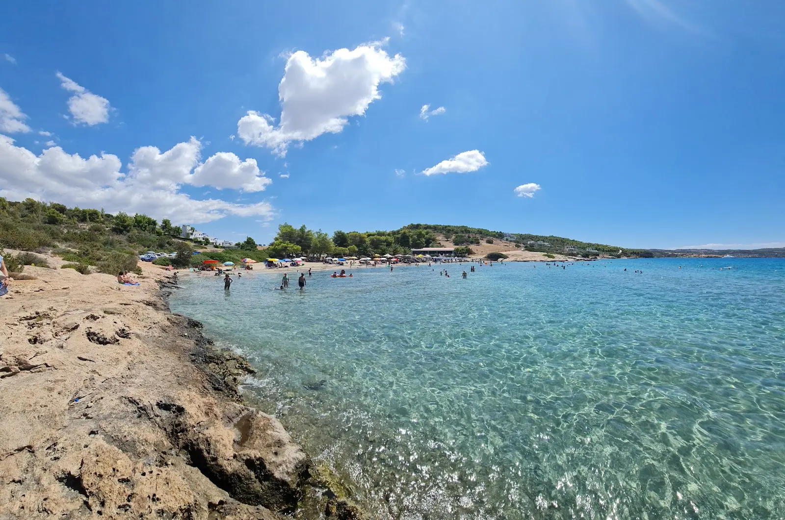 Αμμουδιά με ρηχά γαλαζοπράσινα νερά στην παραλία Λεπίτσα στην Ερμιονίδα