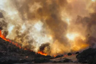 Η πυρκαγιά που ξέσπασε στον ΧΥΤΑ στην περιοχή Καμπί της Πάρου και έκαψε περίπου 10.000 στρέμματα