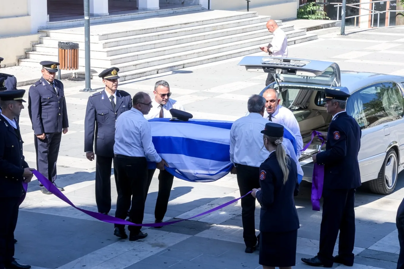 Αγρίνιο: Οι γονείς αποχαιρέτησαν το μοναχοπαίδι τους – Με τιμές ήρωα κηδεύτηκε ο 27χρονος πυροσβέστης Κωνσταντίνος Λαιμοδέτης ΦΩΤΟ Αγρίνιο: Οι γονείς αποχαιρέτησαν το μοναχοπαίδι τους – Με τιμές ήρωα κηδεύτηκε ο 27χρονος πυροσβέστης Κωνσταντίνος Λαιμοδέτης ΦΩΤΟ