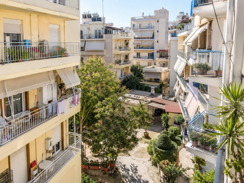 Η πίσω πλευρά της πόλης: Τι κρύβουν οι ακάλυπτοι της Πάτρας Η πίσω πλευρά της πόλης: Τι κρύβουν οι ακάλυπτοι της Πάτρας