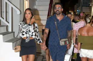 Χέρι χέρι στη Μύκονο η Ρία Ελληνίδου και ο Δημήτρης Αλεξάνδρου – Δείτε φωτογραφίες