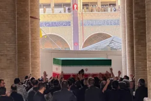 Ιράν: Έξι ημέρες πένθους για τον Χαμενεΐ – Η κηδεία που γίνεται επίδειξη ισχύος