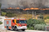Πυροσβεστικές δυνάμεις επιχειρούν στην πυρκαγιά της Αλμερίας στην Ισπανία