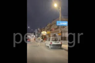 Το είδαμε κι αυτό στην Πάτρα: Βγήκε βόλτα με το άλογό του στην Ακρωτηρίου! ΒΙΝΤΕΟ